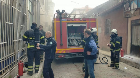 Apartman içinde hurda yakınca yangın çıktı