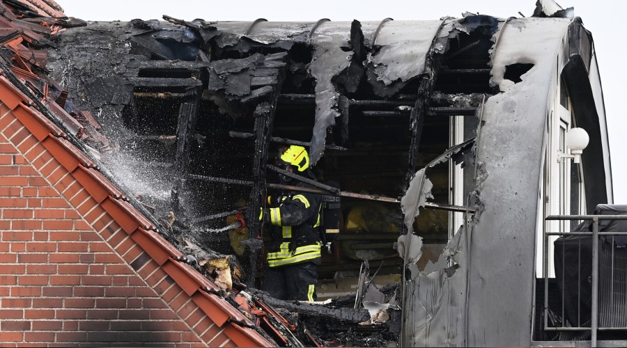 Apartmanın üzerine uçak düştü: 2 ölü