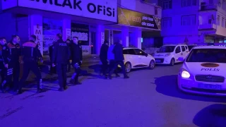 Aranması olan şahıs, polise bıçak çekip kaçtı