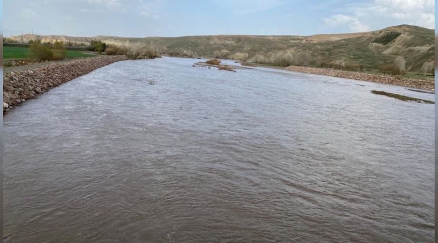 Aras Nehri yükseldi, araziler su altında kaldı