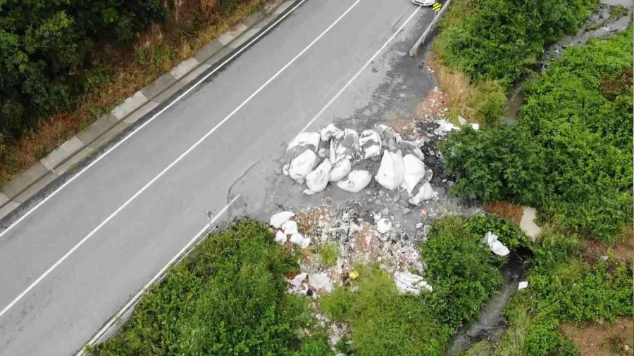 Arnavutk�y'de yol kenar�na b�rak�lan madde pani�e neden oldu