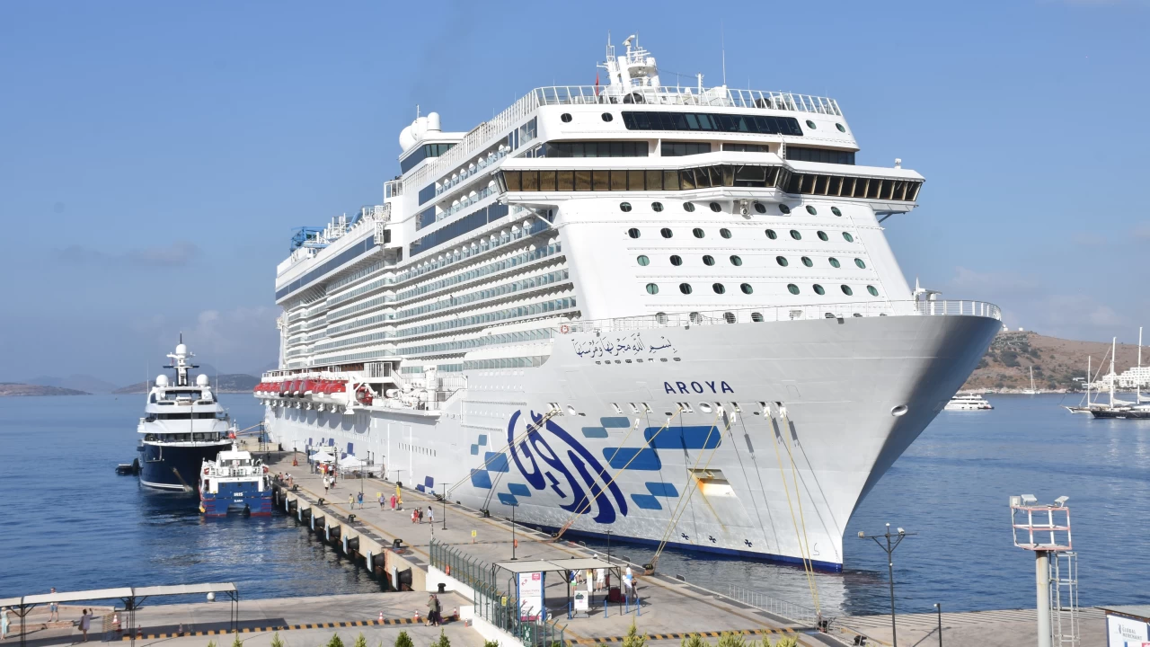 "Aroya" kruvaziyeri 2 bin 683 yolcusuyla Bodrum'a geldi