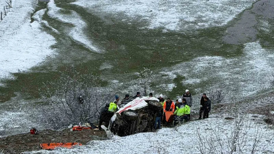 Artvin'de ambulans u�uruma yuvarland�: 1 �l�, 4 yaral�