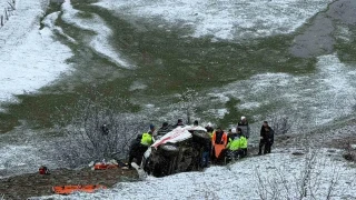 Artvin'de ambulans u�uruma yuvarland�: 1 �l�, 4 yaral�