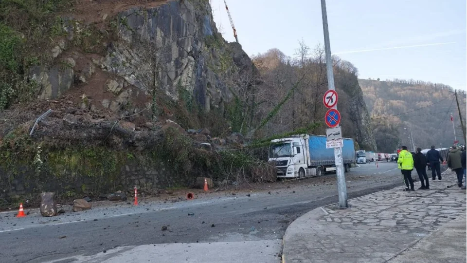 Artvin'de heyelan: Yama�tan kopan kayalar t�rda hasara yol a�t�