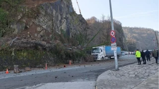 Artvin'de heyelan: Yamaçtan kopan kayalar tırda hasara yol açtı