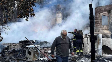 Artvin'de yangın: 3 ev kullanılamaz hale geldi