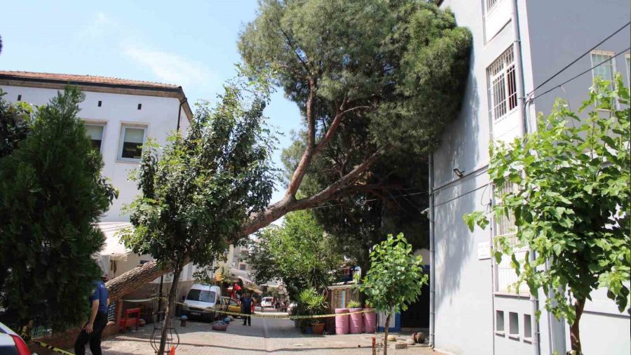 As�rl�k a�a� polis karakolunun �zerine devrildi