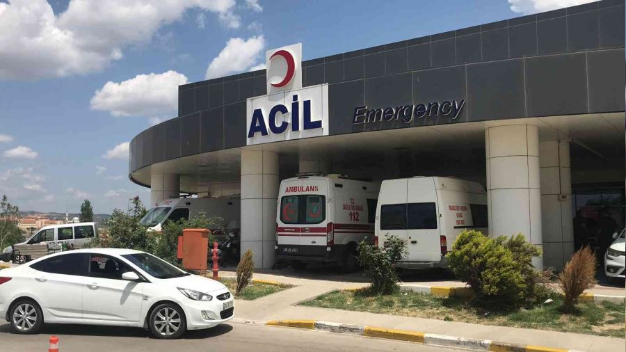 Askeri araç ile çarpıştılar: 1 ölü, 9 yaralı