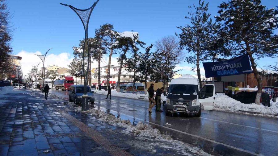 Askeri k��lan�n �n�nde ��pheli paket 