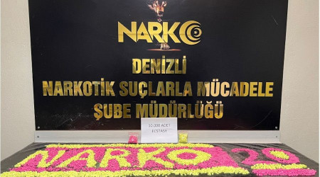 Asma tavandaki gizli bölmeden uyuşturucu ve para çıktı