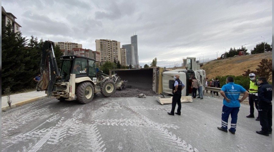 Ataehir'de hafriyat kamyonu yan yatt