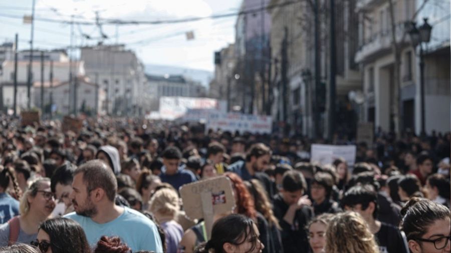 Atina'da 50 bin kişi tren kazasını protesto etti