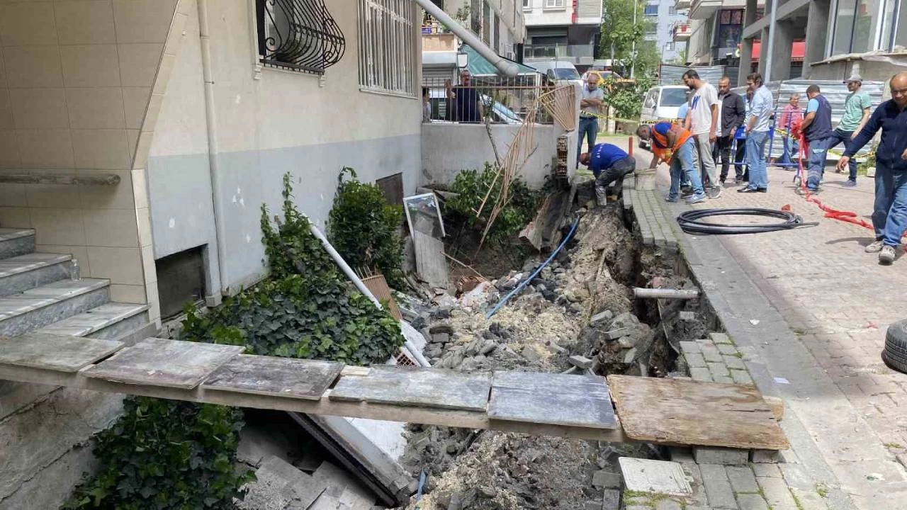 Avcılar'da önündeki kaldırım çöken 4 katlı bina tedbir amaçlı boşaltıldı
