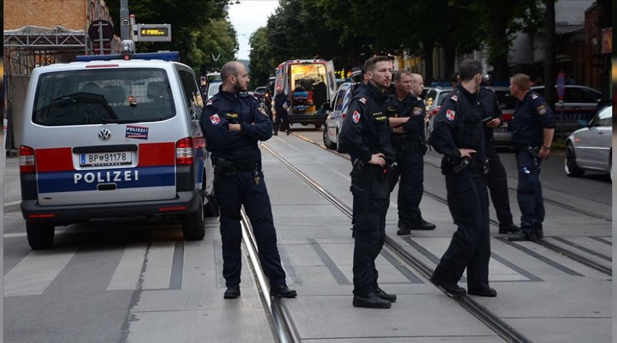 Avusturya polisinden Müslümanlara alçakça sorular