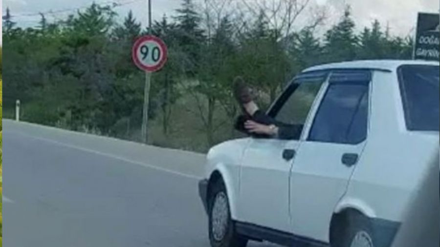Ayaklar darda araba kullanan srcye ceza gecikmedi