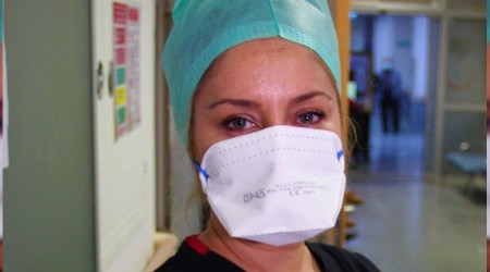 Aylardır sevdiklerini göremeyen hemşirenin anne özlemi