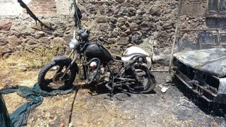 Ayvack'ta park halindeki otomobil ile motosiklet yand