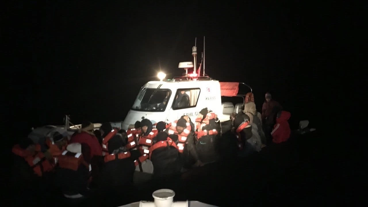 Ayvalık açıklarında 60 düzensiz göçmen yakalandı