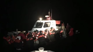 Ayvalık açıklarında 60 düzensiz göçmen yakalandı