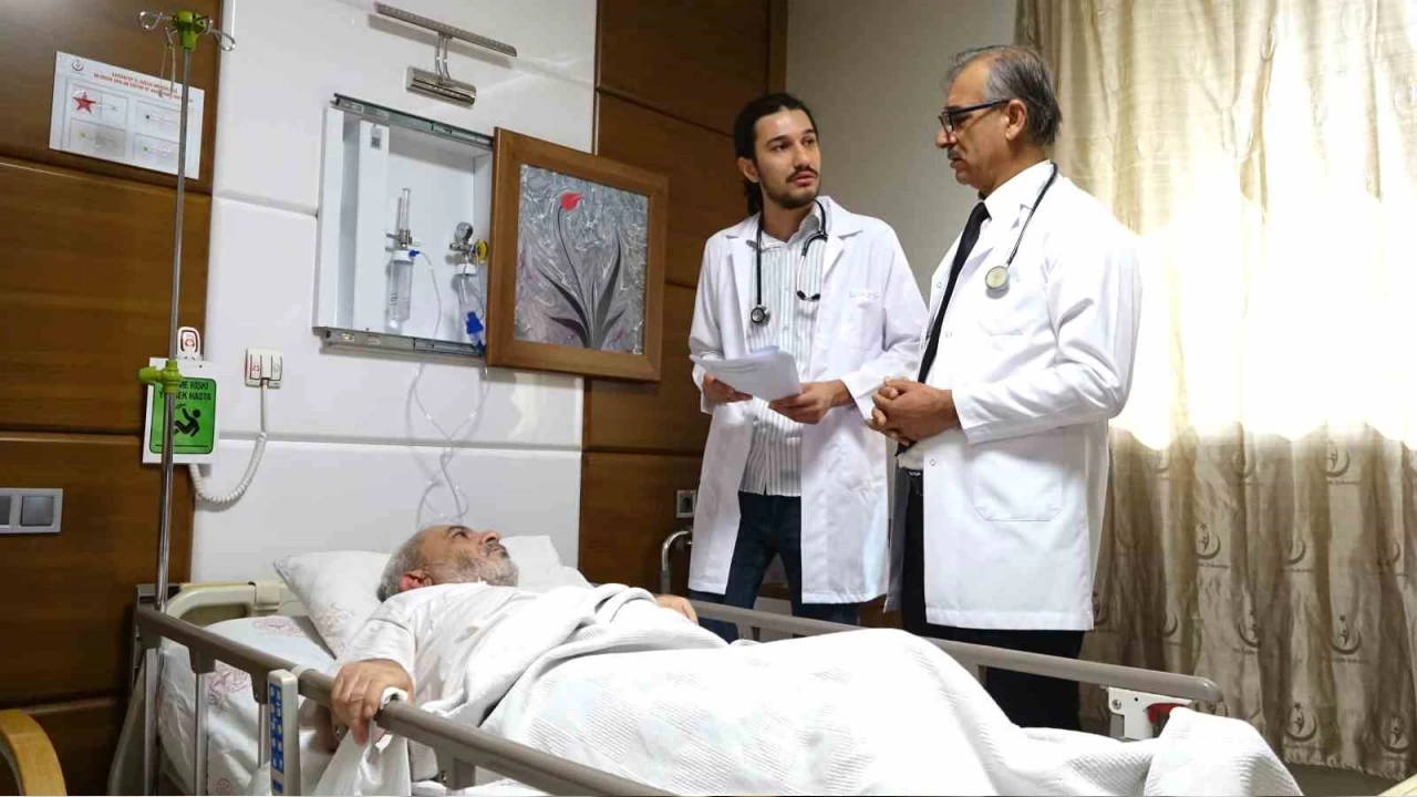 Baba oğul aynı hastanede şifa dağıtıyor