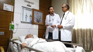 Baba oğul aynı hastanede şifa dağıtıyor