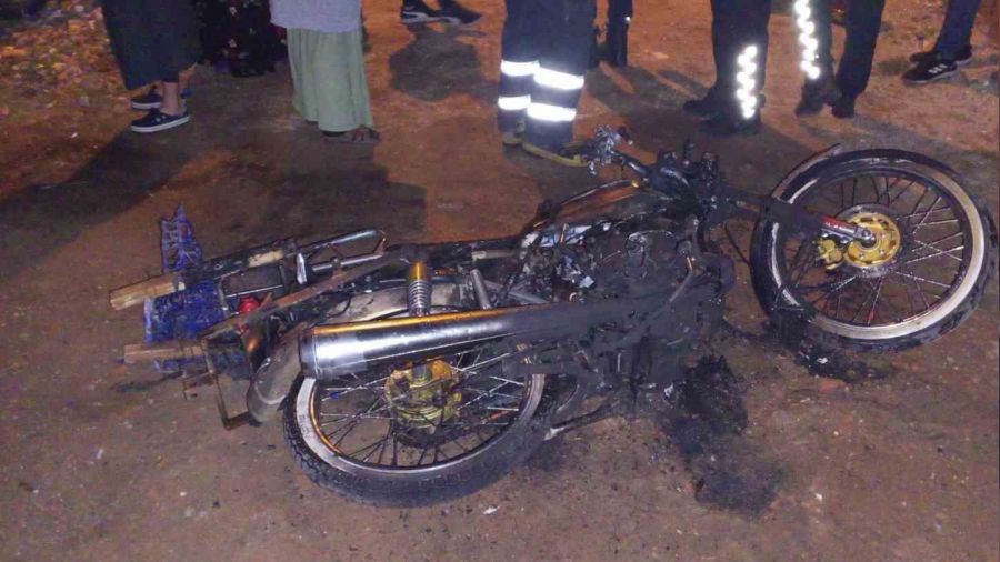 Babas�na k�z�p motosikletini ate�e verdi