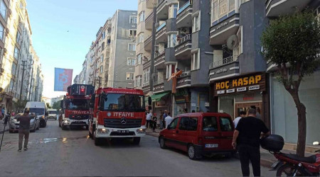 Bafra'da ev yangını: Dumandan etkilenen genç kız hastaneye kaldırıldı
