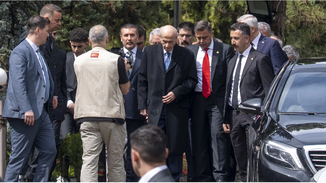 Bahçeli, Tükeş'in kabrini ziyaret etti