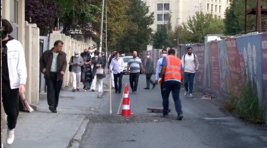 Bahçelievler'de yol çöktü, vatandaşlar yürüyerek işe gitmek zorunda kaldı