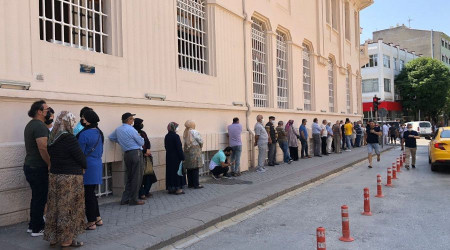 Bankalarda tatil dönüşü yoğunluğu yaşanıyor