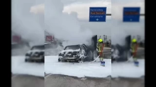 Bariyerlere çarpan araç alev alev yandı