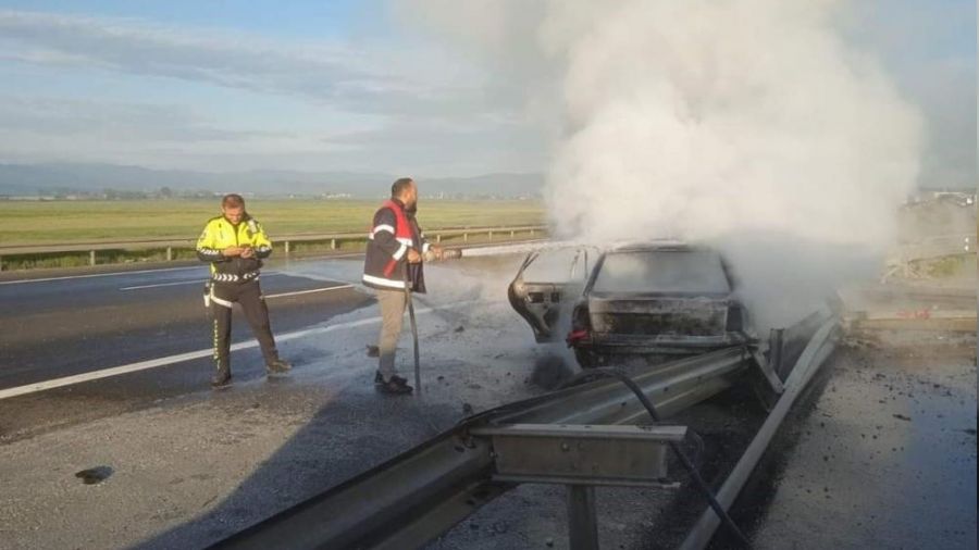 Bariyerlere �arpan otomobil k�l oldu