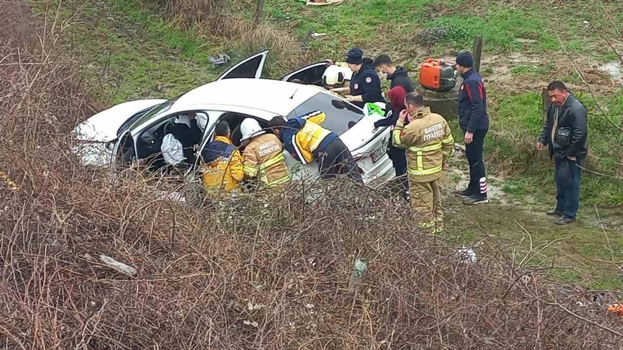 Bartn'da otomobil araziye utu: 4 yaral