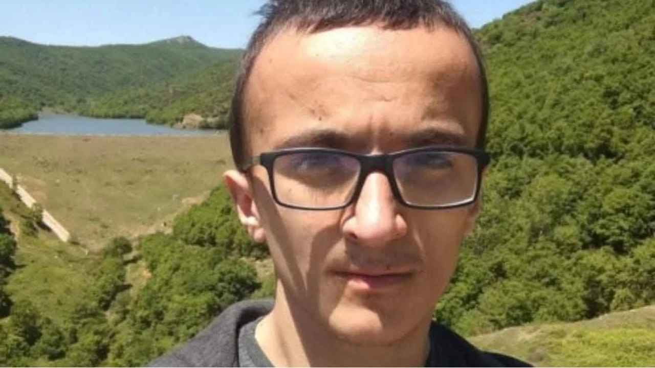 Başı çekyatın altına sıkışmış halde ölü bulundu