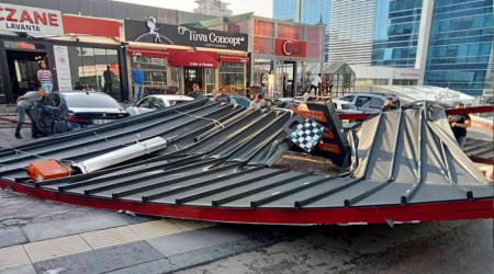 Başkent'te fırtına restoranın çatısını uçurdu