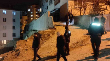 Başkent'te istinat duvarı çöktü, 2 apartman tahliye edildi