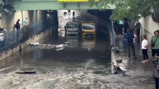 Bayrampaşa'da sağanak yağış nedeniyle altgeçidi su bastı