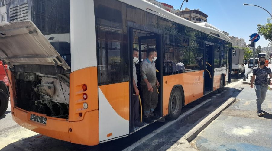 Belediye otobüsünde çıkan yangın korkuttu