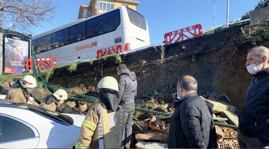 Be�ikta�'ta istinat duvar� ��kt�, 3 ara� hasar g�rd�