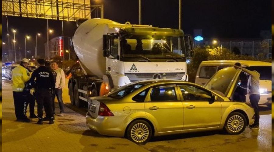 Beton mikseri otomobili metrelerce s�r�kledi