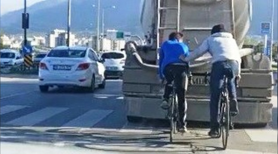 Beton mikserinin arkasında tehlikeli yolculuk