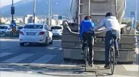 Beton mikserinin arkasında tehlikeli yolculuk