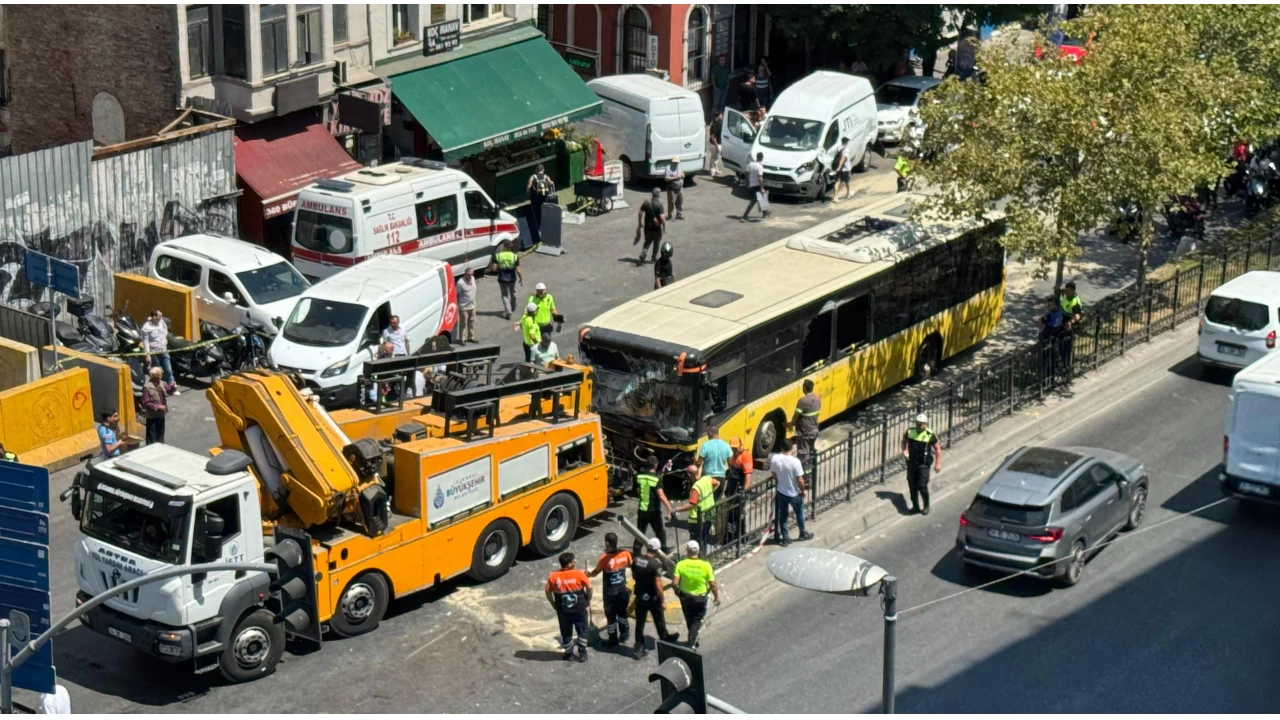 Beyoğlu'nda İETT otobüsü önüne çıkan her araca çarptı