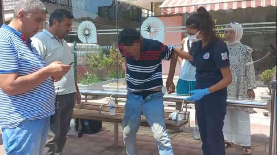 B��akland���n� otob�s dura��nda oturunca fark etti