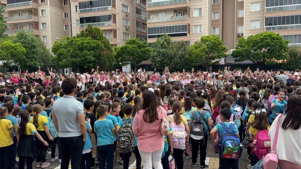 Bin 100 ��renciden anneleri a�latan s�rpriz