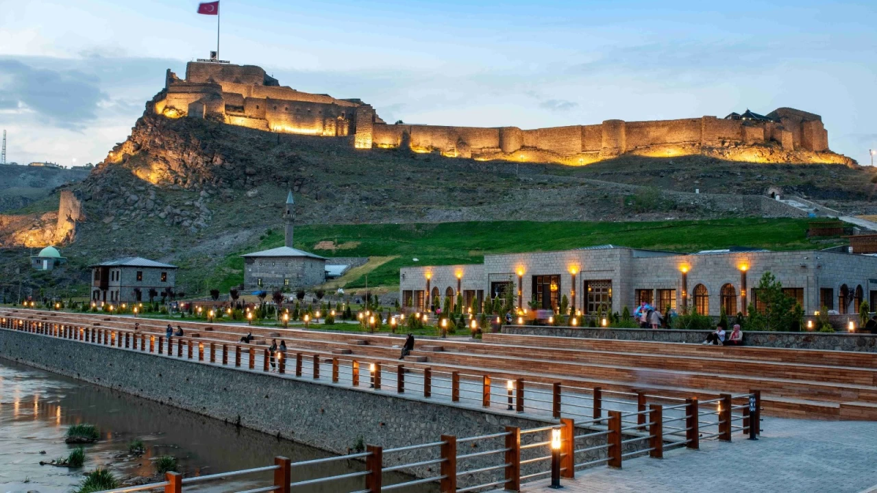 Bin yıllık heybetin ve stratejik gücün sembolü: Kars Kalesi