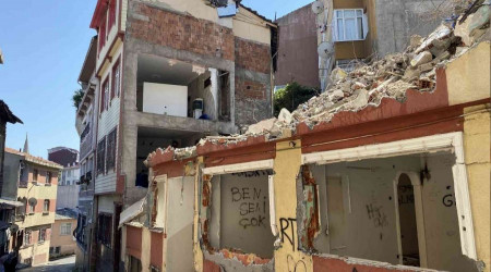 Bina yıkıldı, 3 daire duvarsız kaldı