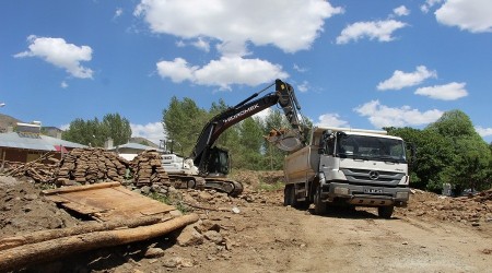 Bingl'de enkaz kaldrma almas sryor