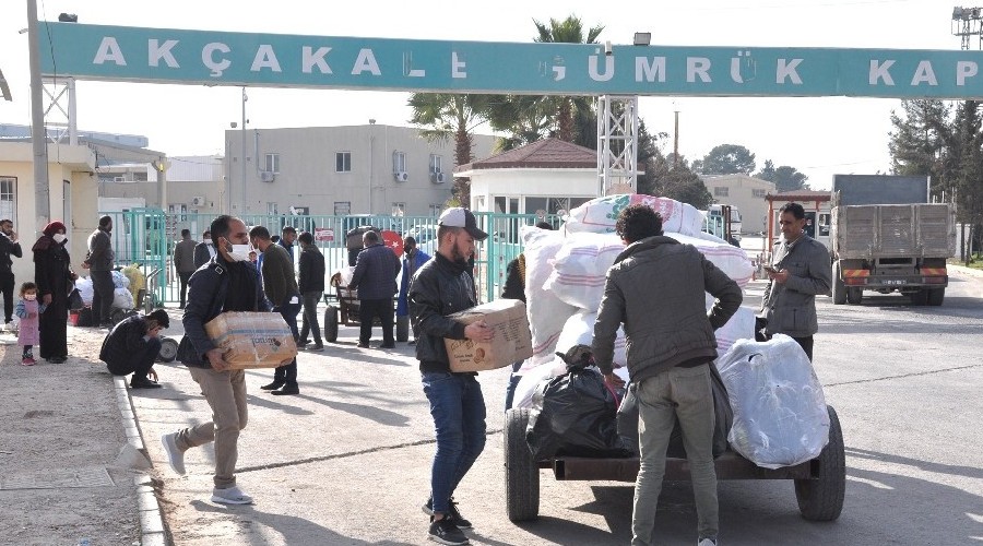 Binlerce Suriyeli ülkesine akın etti